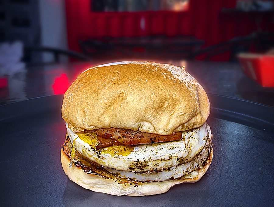 Egg Sandwich de Muncher sobre la plancha