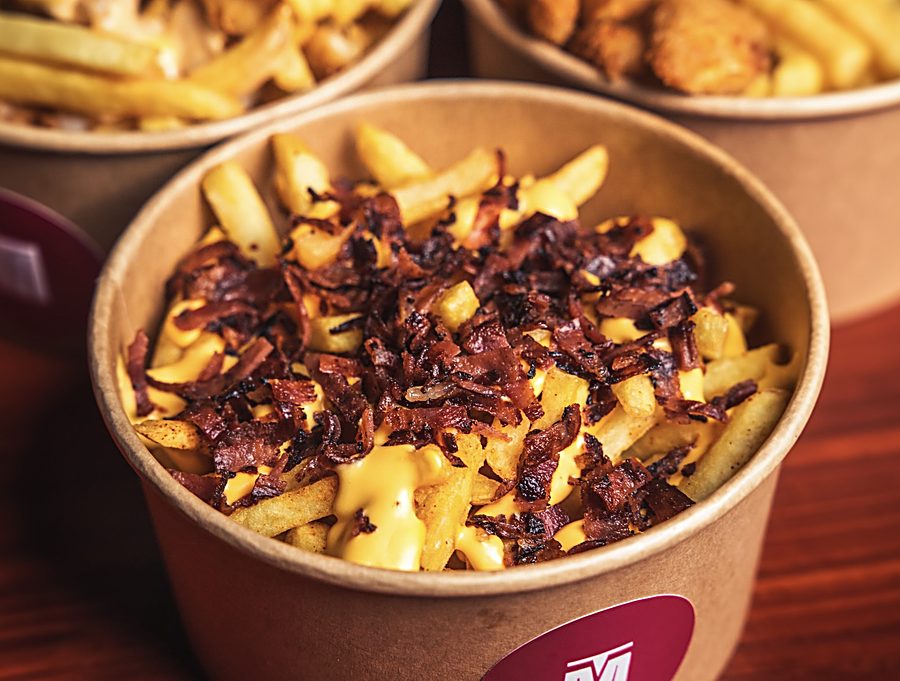 Papas cargadas con salsa de queso cheddar y tocineta crispy