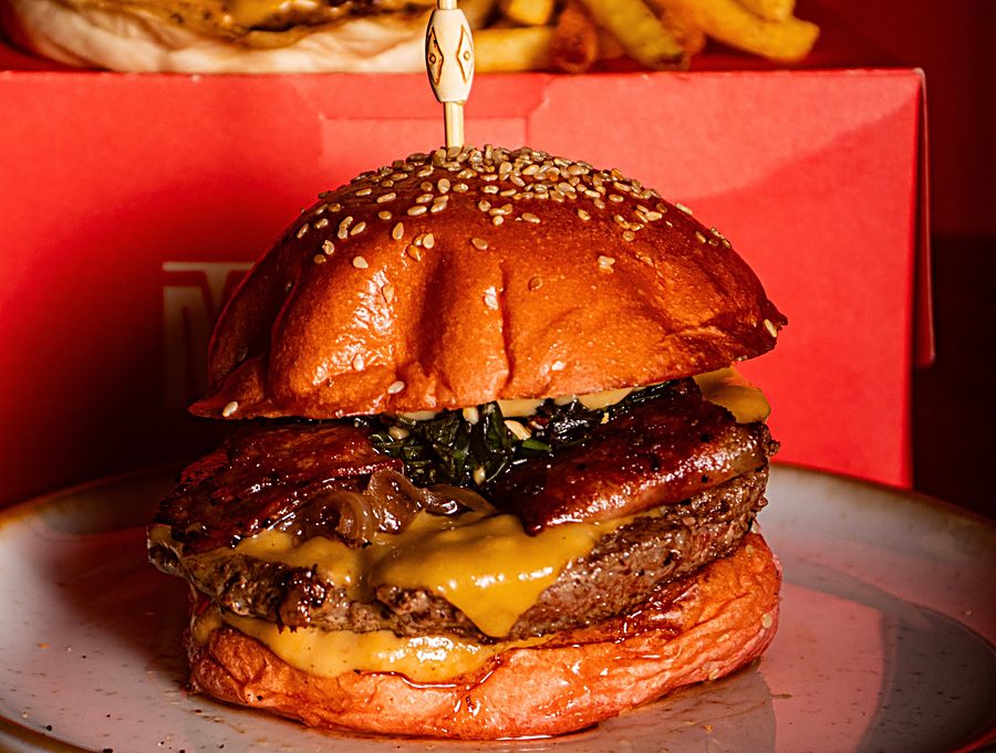 Hamburguesa de la línea Signature de Muncher con cebolla caramelizada