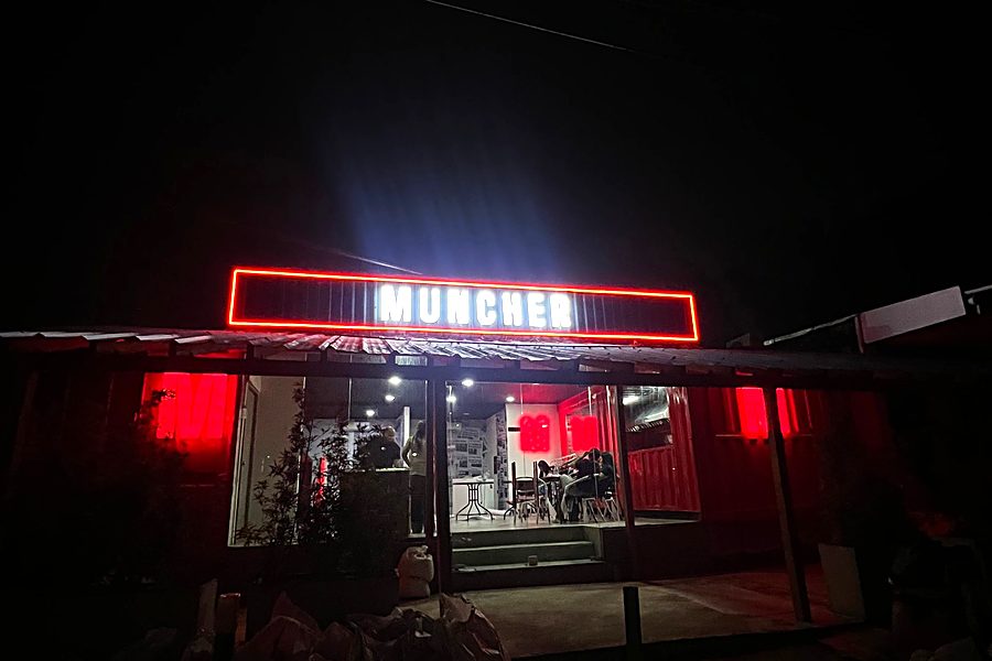 Fachada de Muncher Uninorte de noche, con el aviso luminoso encendido